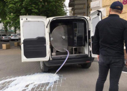 Разгневанный житель организовал "молочный протест" перед зданием примэрии, вылив на асфальт тонны молока