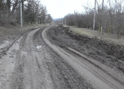Километр безысходности: молдавское село отрезано от мира - дети не могут добраться до школы из-за грязи