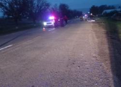 В селе Кетросу пьяного молодого человека в четыре часа утра переехал автомобиль