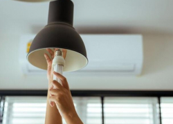 29-летний мужчина умер после того, как ввинтил лампочку