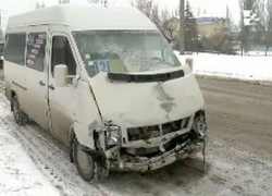 Беременная женщина и еще три человека пострадали в столкновении маршрутки с микроавтобусом в Кишиневе