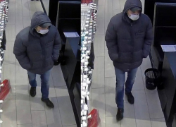 Мужчина в маске украл дорогой гаджет в кишиневском магазине и попал на видео