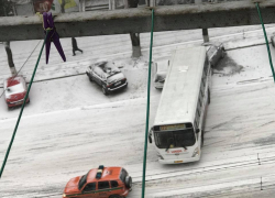 На Негруцци автобус занесло на припаркованные автомобили