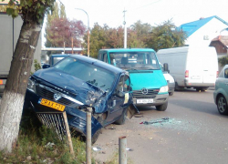 На Мунчештах в результате аварии такси залетело на ограду