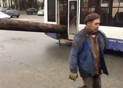 Трубу, прилетевшую из грузовика в троллейбус, сняли на видео в Кишиневе