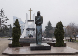 Водители устроили скандал с угрозой оружием из-за места на стоянке в парке Афганцев на Рышкановке 