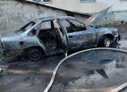 В Кишиневе во дворе жилого дома сгорел автомобиль