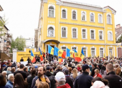 Тысячи людей собрались у Конституционного суда в защиту демократии и правового государства