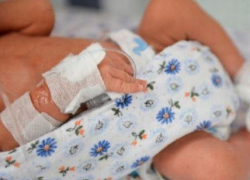 Упавшая с 8-го этажа девочка прооперирована, её состояние очень тяжёлое