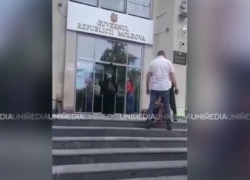 Захотел в тюрьму: мужчина напал на дверь в Дом правительства в Кишиневе