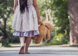 Мама выгнала из дома 6-летнюю девочку и отправила искать потерянные 200 леев