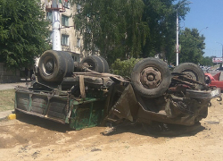 Отказали тормоза: неуправляемый самосвал с песком раздавил три машины в Дубоссарах