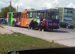 «Заплатил 2 лея и толкай» - кишиневские бабушки толкали троллейбус с утра