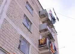 На Чеканах мужчина выпал из окна 6 этажа