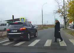 Феерично наглый владелец иномарки едва не задавил женщину на зебре в Кишиневе