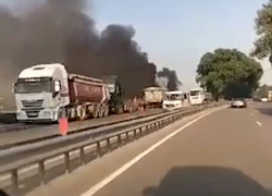 Эпично горящий грузовик с прицепом на трассе Кишинев - Оргеев попал на видео 