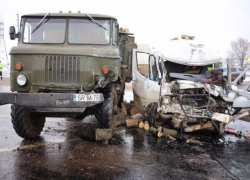 Советский грузовик уничтожил немецкий микроавтобус в столкновении на трассе Кишинев - Сорока