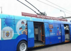 Люди по-прежнему не спешат прививаться, несмотря на троллейбусы с прививками