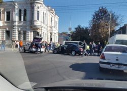 В центре Кишинева столкнулись микроавтобус и легковой автомобиль