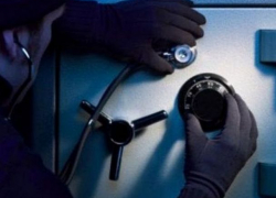 Бандиты повредили камеры видеонаблюдения и попытались ограбить банк в Гагаузии