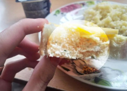 В лицее Кишинёва ученикам подали хлеб с плесенью: родители требуют реакции администрации