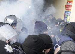 Штурм Октябрьского дворца сторонниками Саакашвили под струями слезоточивого газа сняли на видео