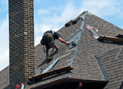 В пригороде Кишинева мужчина погиб при ремонте крыши дома