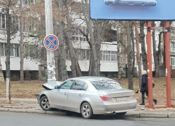 Опять BMW: в центре столицы автомобиль въехал в столб