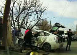 У Южного автовокзала пролетевший на красный свет BMW протаранил Toyota Prius, сидевшая за рулём девушка получила травмы