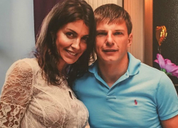 Жена Аршавина устроила дебош на борту самолета после того, как ее голая дочь обкакалась