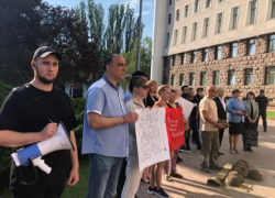 Активисты протестуют у парламента против переименования Дня Победы 