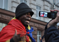 Санду, поцелуй ноги Оноже - оно же тоже как бы Black Lives matter!