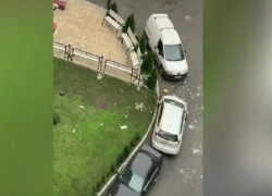 В "арабском квартале" Кишинева женщина устроила бомбардировку автомобилей