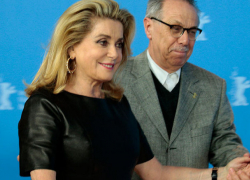 Катрин Денев призвала разрешить мужчинам целовать женщин и трогать их колени 