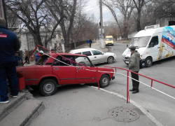 Серьезная авария на Чеканах: машина протаранила ограждение 