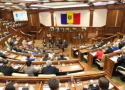 LIVE: Экстренное заседание парламента: в ближайшие часы может быть определено будущее страны