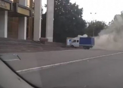 В панно у Дворца республики въехал грузовик