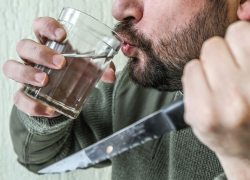 Буйный мужчина нанес ножом удары в живот сожительницы на глазах детей в Бендерах