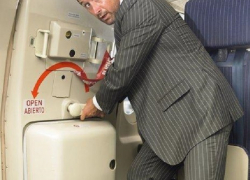 Пассажир рейса Москва  - Кишинев попытался выйти из самолета в воздухе