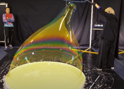 Полезнейший рекорд Гиннесса. Самый большой в мире мыльный пузырь теперь принадлежит Молдове