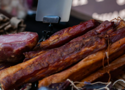 В Молдове растёт опасная уличная торговля: мясо и молочку продают без контроля