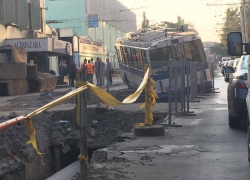 В Кишиневе троллейбус провалился в траншею