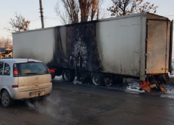 В Кишиневе в районе аэропорта загорелась фура