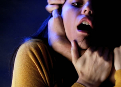 Извращенец попытался раздеть 16-летнюю дочь и заняться с ней сексом