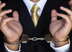 Столичного адвоката задержали за вымогательство 6500 евро у женщины, которой он пообещал оставить детей за ней