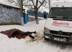 «Нелепая смерть»: в Резине женщина поскользнулась и упала под колеса продуктового фургона