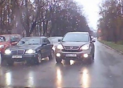 Автохам объехал пробку на "встречке" и спровоцировал столкновение машин на Рышкановке