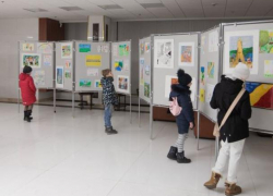 Санду показала рисунки детей, в которых они обрисовали будущее Молдовы