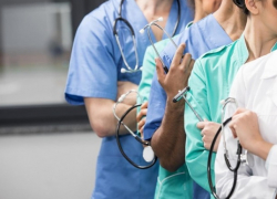 250 тысяч за работу в селе: власти стимулируют молодых врачей