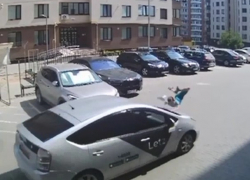 18+ Таксист сбил ребенка во дворе жилого дома в Кишиневе